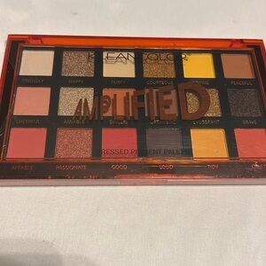 Kleancolor Orange Case 18-Color Eyeshadow Palette Versatile manufacturer seated